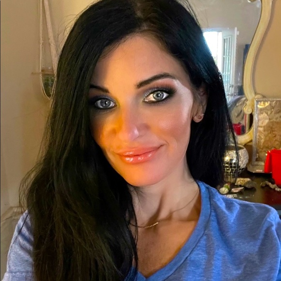 Meet your Posher, Courtney - Picture 1 of 1